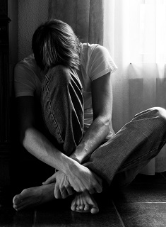 工場勤務の将来が不安な若者