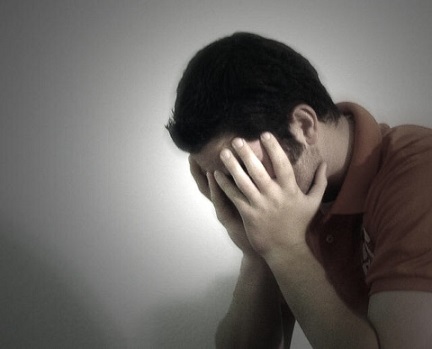 夜勤で眠たい男性